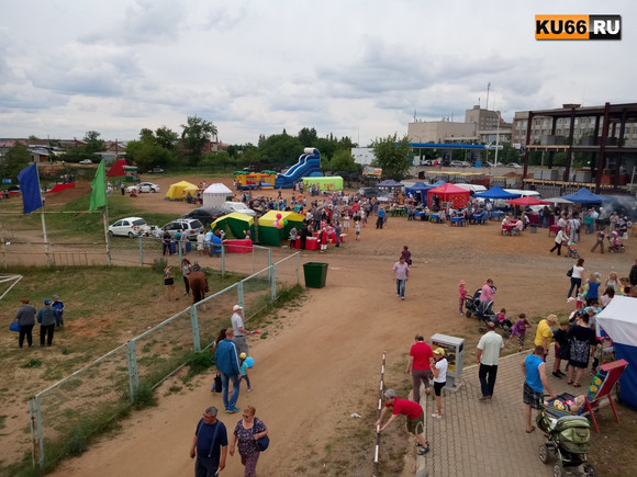 Сабантуй в Каменске-Уральском прошел весело и с размахом: участники поднимали гири, катались на лошадях и слушали официальные поздравления