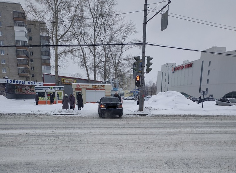 В Каменске-Уральском водители въезжают во дворы прямо по зебре. Пешеходы в опасности