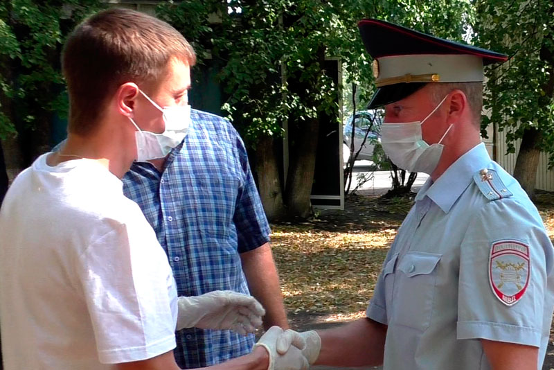 Инспектор ГИБДД из Каменска на челябинском озере спас 4-летнего мальчишку — еще бы чуть-чуть и он утонул! Дедушка и папа благодарны