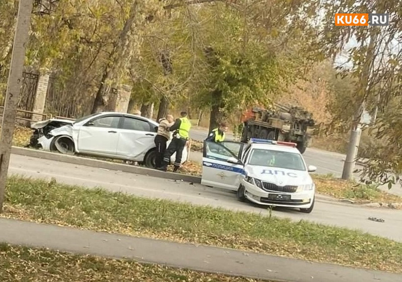 В Каменске-Уральском по ул. Октябрьская произошло столкновение патрульного автомобиля Шкода Октавия и автомашины Лада Веста