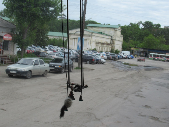 На Соборной площади в старом Каменске парковаться можно, но… Запрет на стоянку, которым оказались недовольны в УПКБ «Деталь», отменят