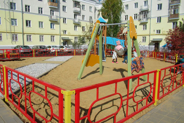 Мнение людей было определяющим: в Каменске-Уральском завершена реконструкция еще одного двора. Каждый пятый рубль — деньги жильцов