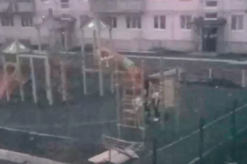 Девочку ударили и из-за этого она долго лежала на земле? Инцидент на детской площадке во дворе дома по ул. Кунавина в Каменске-Уральском Девочку ударили и из-за этого она долго лежала на земле? Инцидент на детской площадке во дворе дома по ул. Кунавина в Каменске-Уральском