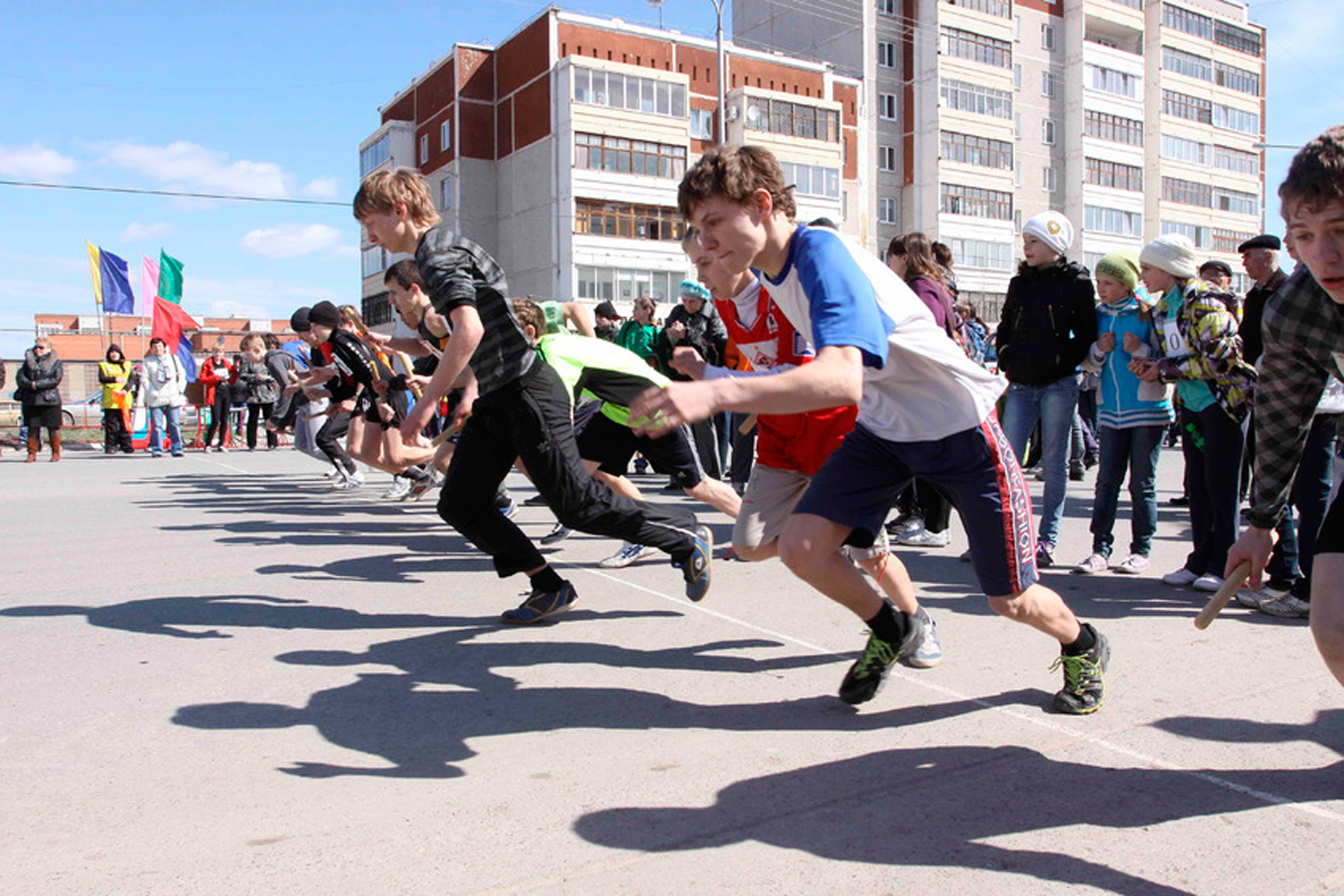 Стартуют в мкрн Южном: в Каменске готовятся к «Весне Победы» - эстафета пройдет уже в воскресенье. Правда, асфальт пока в плохом состоянии