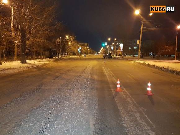 Три человека пострадали в серьезной аварии в Каменске-Уральском. Чтобы вызволить людей, спасателям пришлось распиливать кузов авто. ФОТО