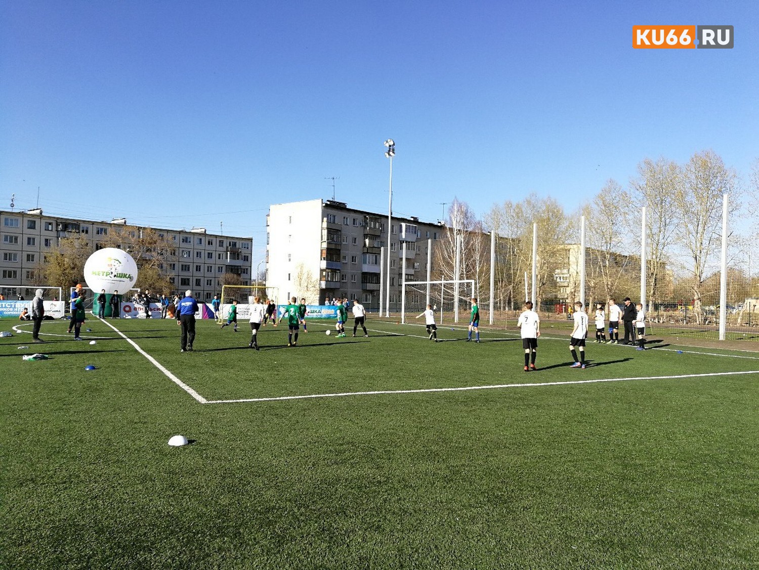 Шестнадцать команд, две – чемпионы. Юные футболисты «гоняли мяч» на фестивале «Метрошка» в Каменске-Уральском. Кто победил?