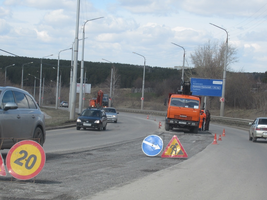 «И не ремонтируйте, спиленный участок ровнее...» На ул. Суворова у Байновского моста в Каменске-Уральском начали обновлять асфальт