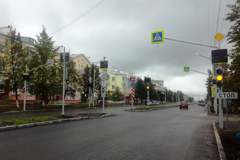 Будьте внимательны, стало безопаснее: на проблемном перекрестке на улице Кунавина в Каменске-Уральском установили новый светофор