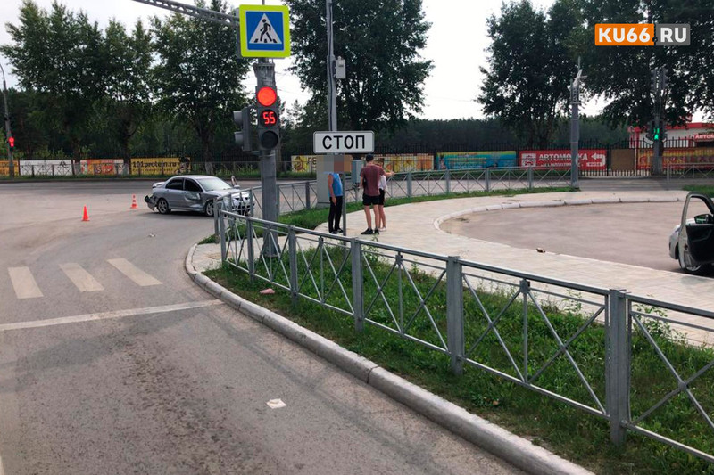 Заморгал «зеленый» и… ДТП по классической схеме произошло на одном из оживленных перекрестков в Каменске. К счастью, без пострадавших