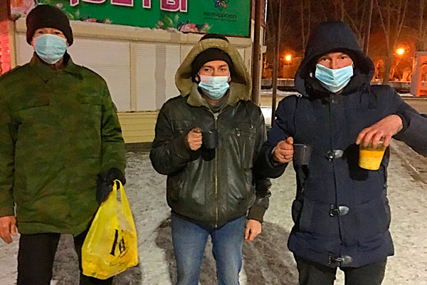 Еженедельно в Каменске-Уральском добровольцы кормят нуждающихся — сами жертвуют, покупают продукты, а потом готовят и раздают