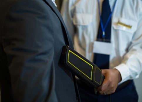 Жители Подмосковья не пускают детей в школу из-за «смертельных» лучей детектора