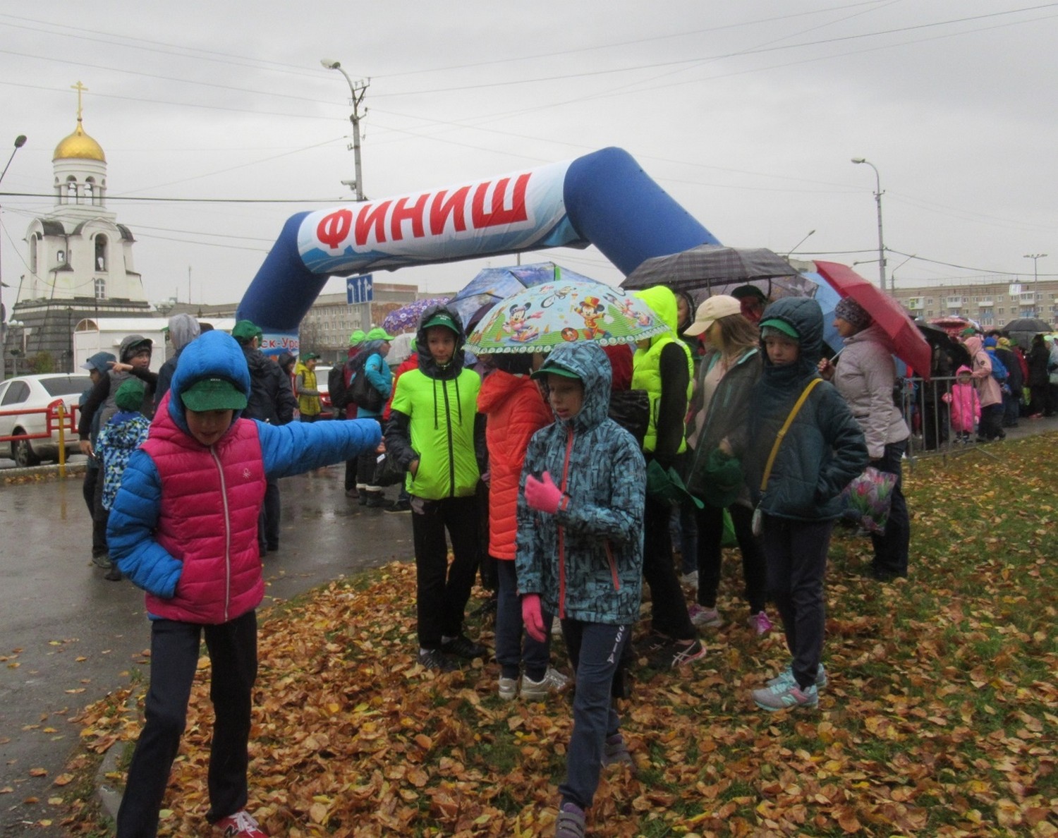 Каменцев не испугал дождь: на День ходьбы к ДК «Юность» вышли более 3000 участников — прогулялись и занялись зарядкой от мастеров спорта