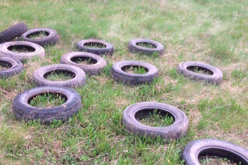 «Если подожгут, будет сильный пожар». Неизвестные устроили склад резиновых покрышек на берегу Исети в заповедной зоне в Каменске-Уральском