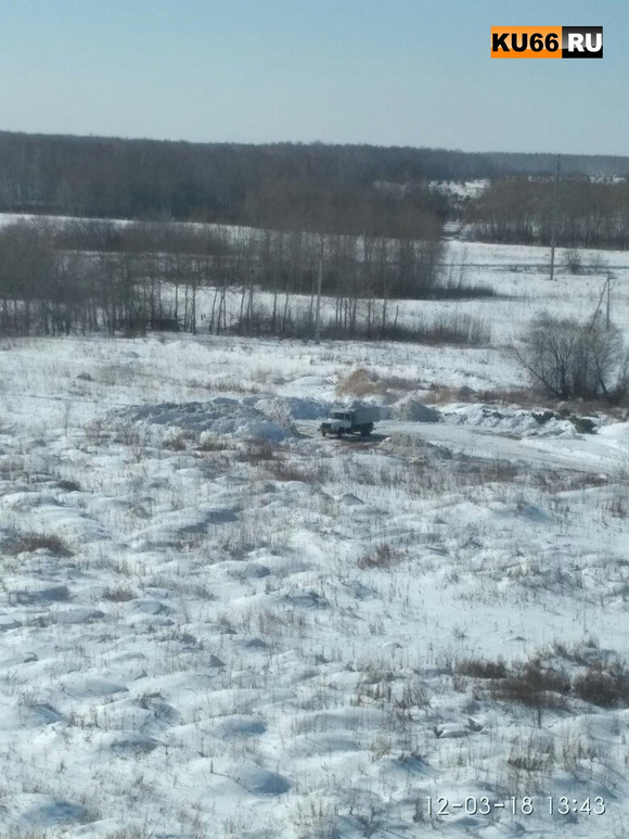 Жительница Каменска-Уральского пожаловалась на грузовики, которые устроили свалку снега за ее домом. УГХ: «Это не наши!»
