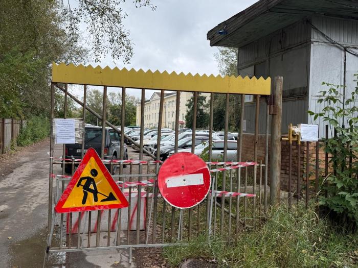 Водителей предупреждали, но они не послушали: из-за ремонта теплотрассы автомобили в Каменске-Уральском не смогут выехать со стоянки | В Каменске-Уральском автомобили не могут выехать из-за ремонта теплотрассы