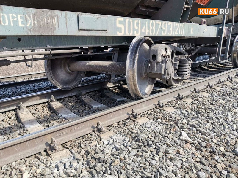 На перегоне в районе Катайска в воскресенье с рельсов сошел вагон из длинного состава. Поднимать прибыл поезд из Каменска-Уральского