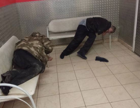 В Каменске-Уральском пожаловались на бомжей в больнице | На Урале пожаловались на бездомных в больнице