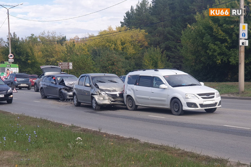 Утром в Каменске-Уральском на Кадочникова столкнулись три легковушки. ВИДЕО