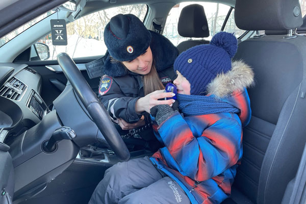 В Каменске-Уральском состоялся долгожданный день Снега и несколько сотен каменцев стали гостями площадки "Безопасная зима"