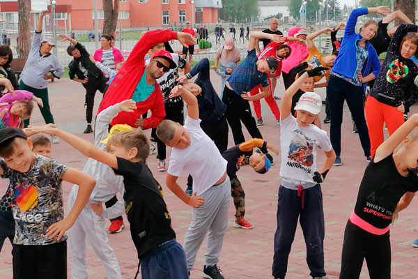 «Одним словом, лето»: на очередную зарядку с чемпионом в парке «Космос» в Каменске собралось множество жителей, в том числе семьи с детьми