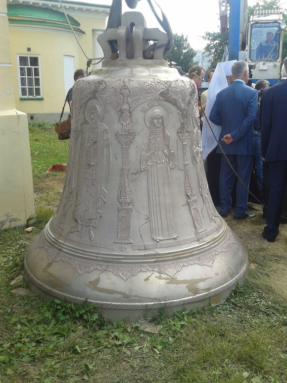 «Большая честь и счастье». Губернатор в Каменске-Уральском помолился, посмотрел, как пятитонный колокол поднимают на собор и поехал на завод