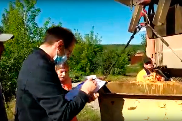 Коммунальщики рылись в мусорных баках во дворах многоквартирников и в частном секторе в Каменске-Уральском: рассказываем, зачем и почему