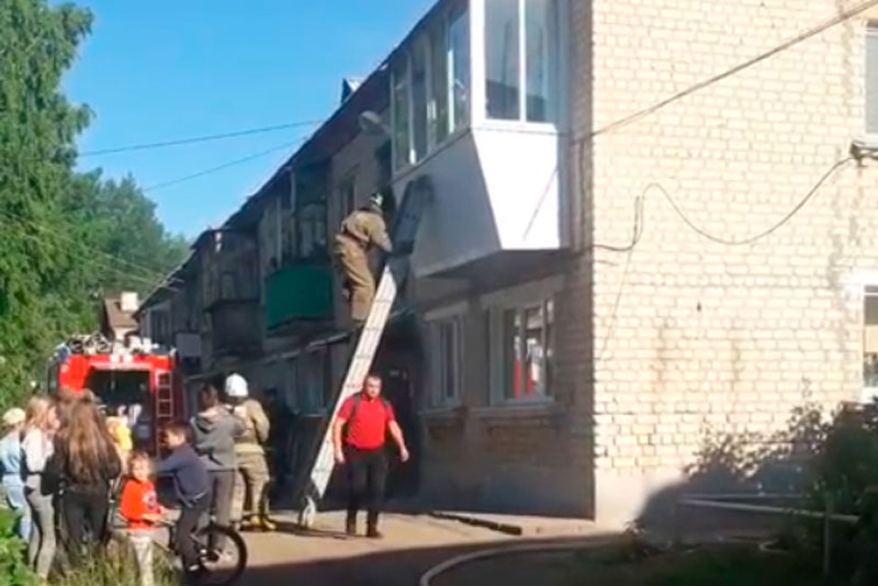 Из-за пожара в квартире дома по ул. Бажова в Каменске-Уральском огнеборцам пришлось по лестницам выводить шестерых местных жителей