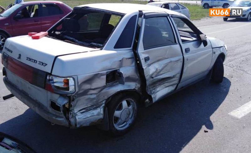 Непредоставление преимущества на перекрестке стало причиной ДТП с 2 пострадавшими