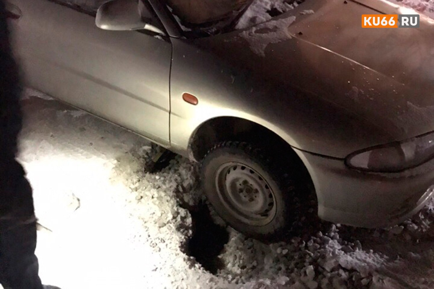 После замены труб у дома по ул. Алюминиевая в Каменске-Уральском под землю стали уходить припаркованные автомобили