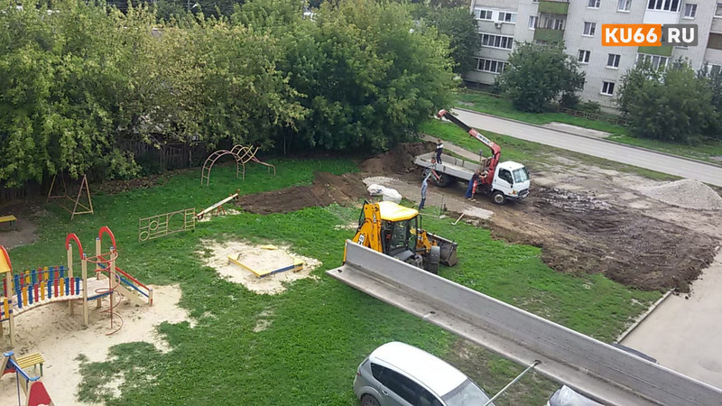 Во дворе дома в Каменске-Уральском коммунальщики перенесли мусорку на детскую площадку, не спросив жителей