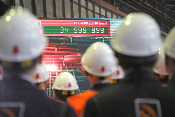 «Радует, что портфель заказов полный». Крупнейший завод Каменска выпустил 35-миллионную тонну труб. На торжество приехали министр и мэр