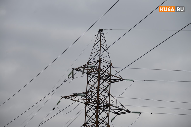 Бесстрашный злоумышленник срезал провода с высоковольтной ЛЭП на ул. Лермонтова в Каменске-Уральском. Публикуем приметы подозреваемого