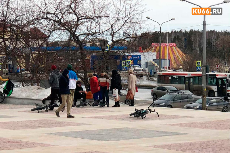 Велосипедист-экстремал разбился у СКЦ в Каменске-Уральском: сотрудники центра вызвали парню скорую, на которой его госпитализировали