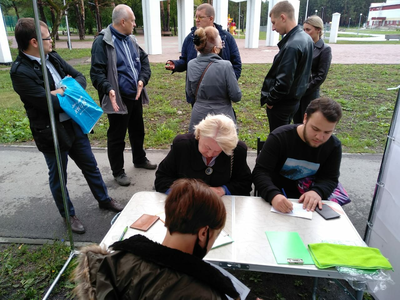 Каменские коммунисты позвали горожан поддержать инициативу законопроекта за возврат прямых выборов глав свердловских городов. Уже сегодня!