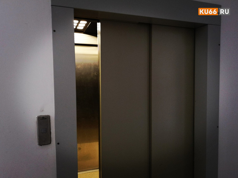Лифт, который коварно изуродовал неизвестный в доме по ул. Кутузова в Каменске-Уральском, чем вывел его из строя на два месяца, починили