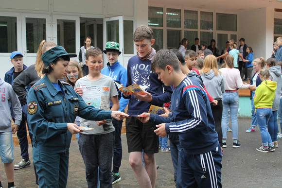 Пожарные Каменска-Уральского пользуются сезонной возможностью и учат детей в оздоровительных лагерях жить безопасно и… без наркотиков