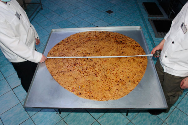 В каменской колонии ИК-47 испекли блин диаметром 112 сантиметров, побив рекорд невьянской ИК-46