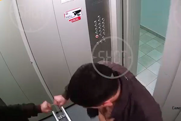 Житель Краснодара избил турники и сразился с зеркалом в лифте