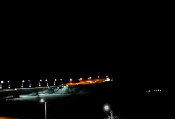 На Исети у Байновского моста в Каменске-Уральском в субботу вечером молодежь застряла на льду… на машине. Друзья приехали их выручать