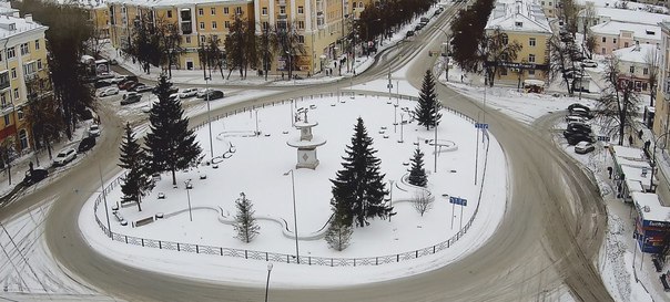 В Каменске-Уральском оградили фонтан на площади Горького. В мэрии назвали причину