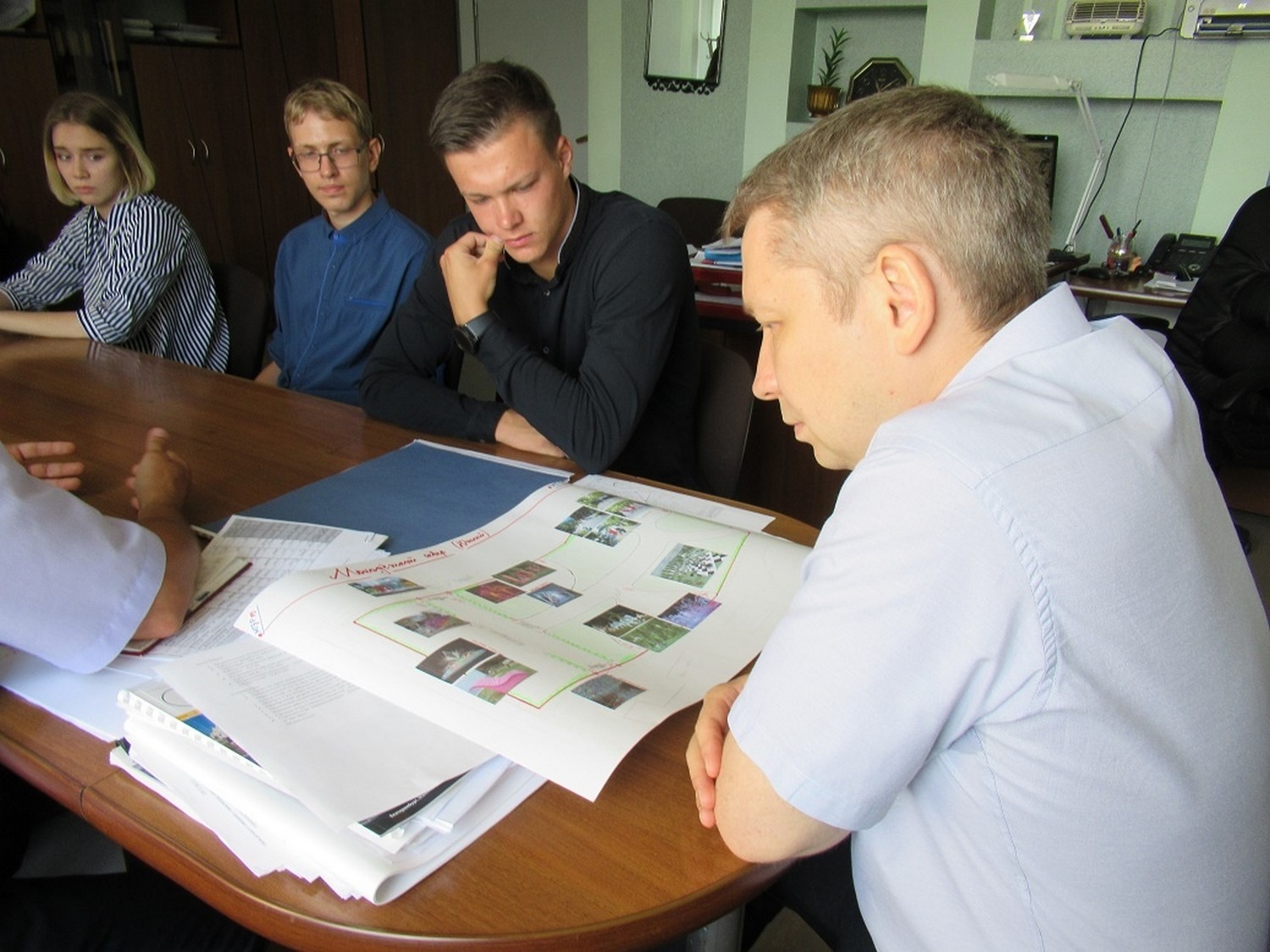 Презентация перетекла в мозговой штурм: молодежь раскрыла вице-мэру свои идеи по благоустройству сквера в мкрн Южный Каменска-Уральского