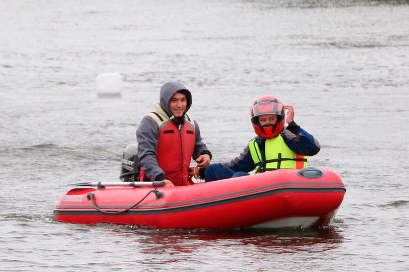 «В мотокроссе тяжелее». Гонщики из Каменска-Уральского пересели в моторные лодки и поучаствовали в городском первенстве. Как это было?