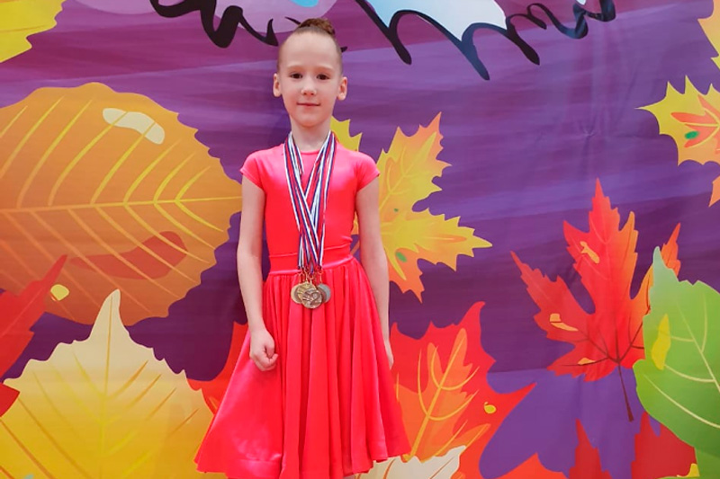 «Осенние» награды юных бальных танцоров Каменска-Уральского: из Челябинска — семь, из Екатеринбурга — четыре. Конечно, все это «Сюрприз»!