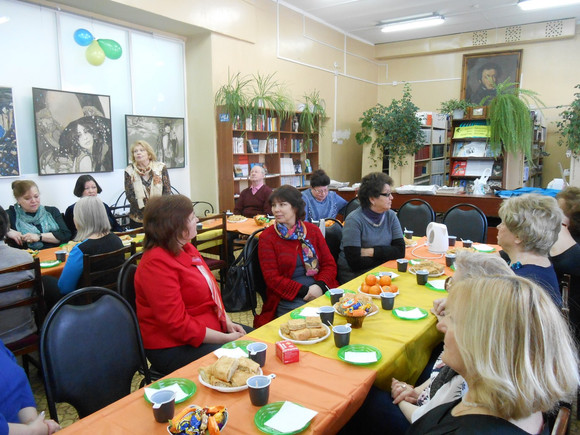 Тех, кто когда-то дарил жителям Каменска радость и приобщал к прекрасному, собрали всех вместе и поздравили с профессиональным днем