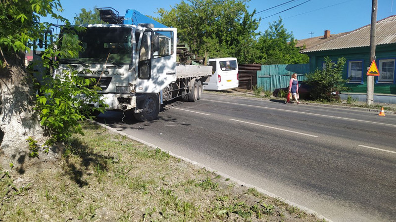 Люди думали, начался ремонт дороги: столкнувшиеся Daewoo и ВАЗ блокировали движение на перекрестке ул. Карла-Маркcа и Ленина в Каменске
