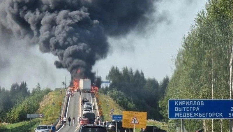 Семь машин загорелись после столкновения с грузовиком под Вологдой: есть погибшие и пострадавшие
