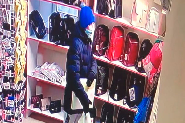 «Днем воруют, ничего не боятся». Из магазина в Каменске-Уральском мужчина унес комплект белья и попал на записи камер видеонаблюдения