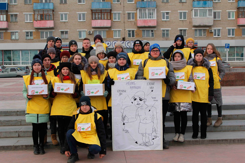 Активисты меняли сигареты на конфеты — жители Каменска-Уральского реагировали адекватно: «Может курящих матерей с колясками будет меньше»