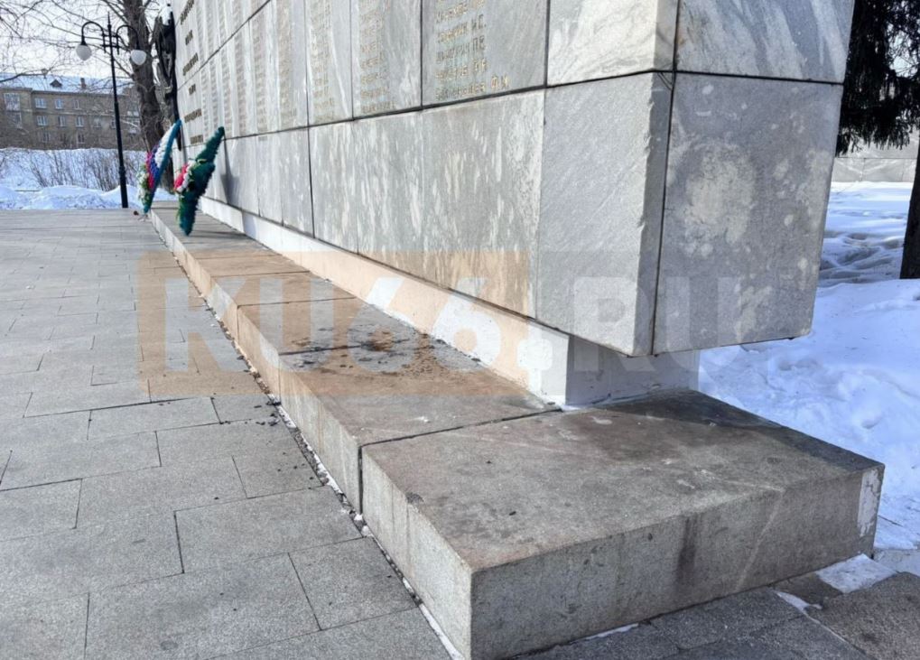 В Каменске-Уральском вандалы подожгли обелиск «Синарским трубникам»