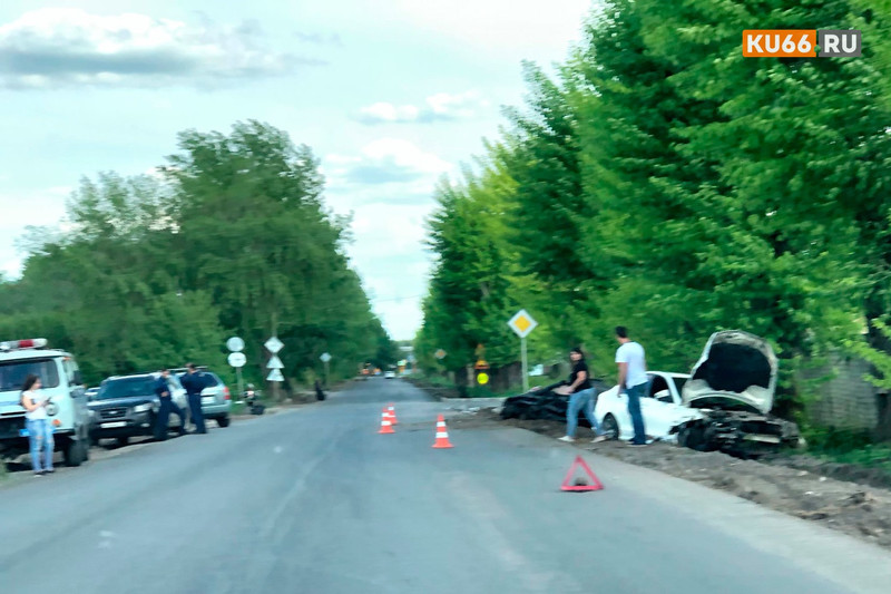 Дорогая авария. Жесткое ДТП спровоцировал водитель Honda, поворачивая налево на перекрестке в Каменске-Уральском — столкнулся с Mercedes